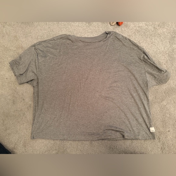 Vuori Tops - Vuori Heather Grey Crop Short-Sleeve Tee